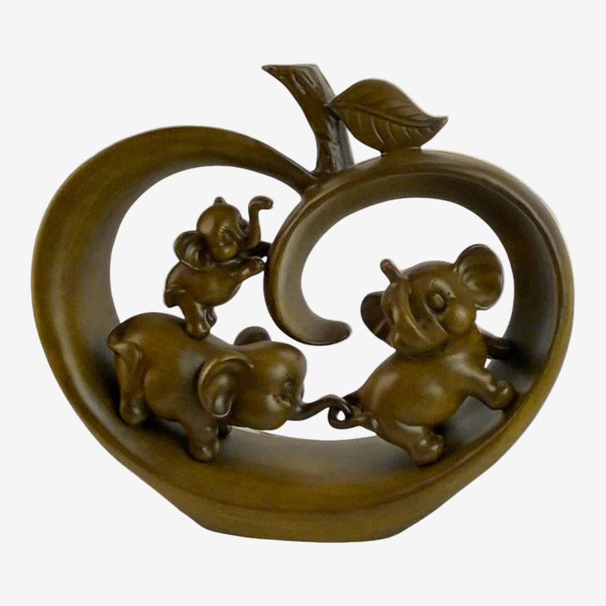 Apple-Heart Baby Elephant Trio Figurine – Warm Wood-Look Family Statue | Home Decor